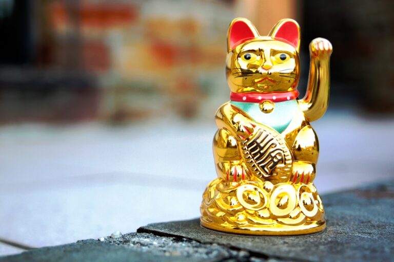 Gold Lucky Cat Statue